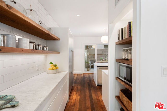 729 Superba Avenue, Venice CA: https://media.crmls.org/mediaz/4525992c-f212-4455-9a88-567dcd6393be.jpg