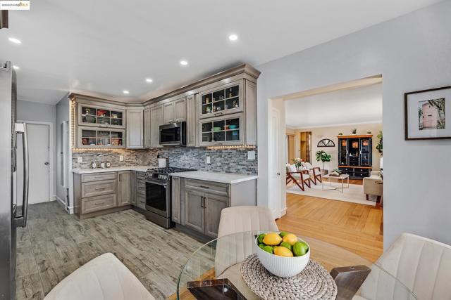 1034 Navellier St, El Cerrito CA: https://media.crmls.org/mediaz/452686be-0943-4225-96f3-6c6e1e14e494.jpg