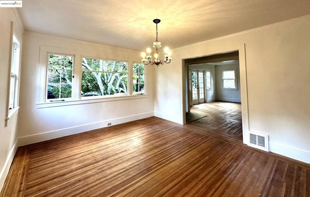 6014 La Salle Ave, Oakland CA: https://media.crmls.org/mediaz/45278a76-375c-42ec-b539-fee30e829974.jpg