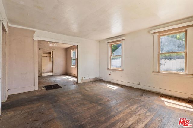 1925 19th Street, Santa Monica CA: https://media.crmls.org/mediaz/4527c8d4-0c01-42a0-a39b-95f81e409ec2.jpg