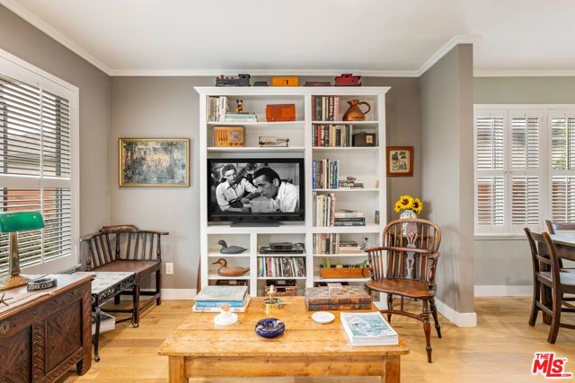 11521 Segrell Way, Culver City CA: https://media.crmls.org/mediaz/4528ab40-f58a-4cde-ab95-8dcccd471193.jpg