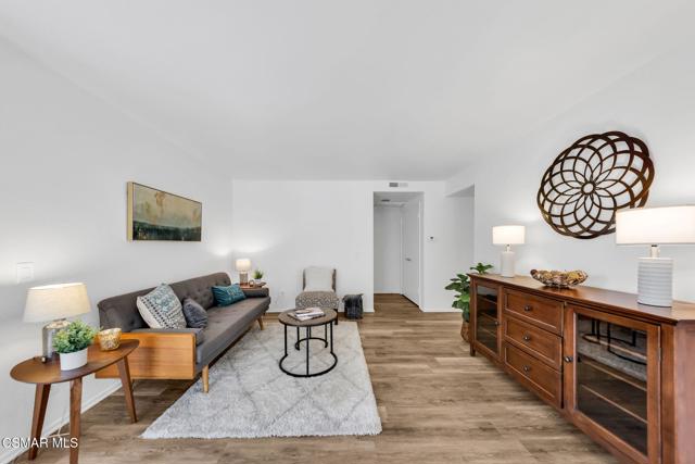 224 Oakleaf Drive, Thousand Oaks CA: https://media.crmls.org/mediaz/452a4363-b916-498c-87c1-099c773a8951.jpg