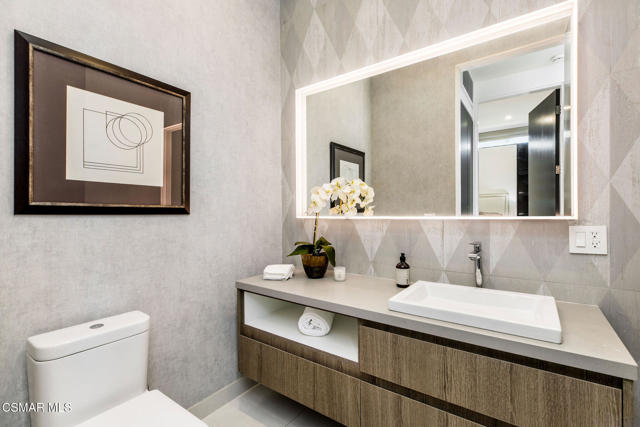 829 Flower Avenue, Venice CA: https://media.crmls.org/mediaz/452a6de5-5489-4d38-af75-b11865355524.jpg