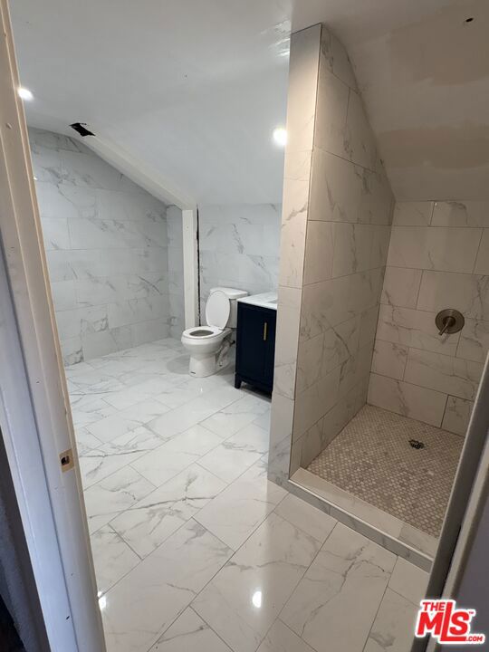 2320 W 25th Street, Los Angeles CA: https://media.crmls.org/mediaz/452cb022-5395-4015-913e-8ae5936a14a9.jpg