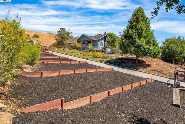 26928 Palomares Rd, Castro Valley CA: https://media.crmls.org/mediaz/452db24d-caca-4bd9-8e07-b0edc4bdd564.jpg