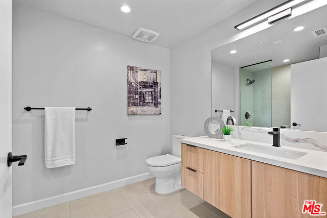 321 S Oxford Avenue, Los Angeles CA: https://media.crmls.org/mediaz/452e7ac1-a5ca-4bf4-afd4-eefff05fe059.jpg