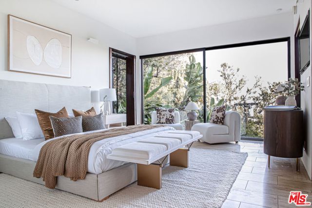 8932 St Ives Drive, Los Angeles CA: https://media.crmls.org/mediaz/452e8f47-55a0-4042-84e5-34220082f118.jpg