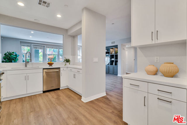 7100 Playa Vista Drive, Playa Vista CA: https://media.crmls.org/mediaz/452edcfd-41ef-49ac-9923-84645d2ac2a8.jpg