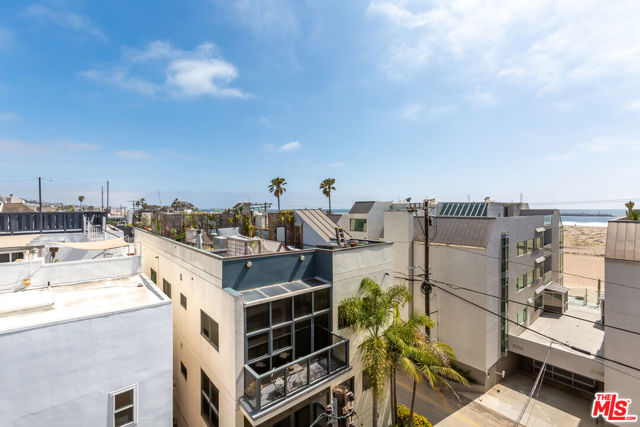 18 Union Jack Street, Marina del Rey CA: https://media.crmls.org/mediaz/452f35e9-b7a8-40d7-be64-daaf0f686fff.jpg