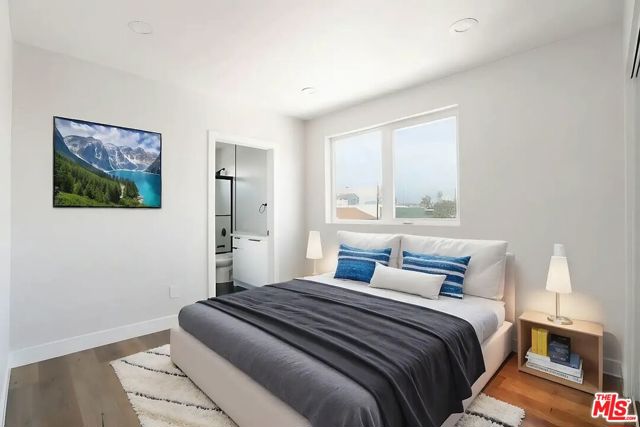 1726 Menlo Avenue, Los Angeles CA: https://media.crmls.org/mediaz/452fdf63-df82-4273-a725-cc95fac088a5.jpg