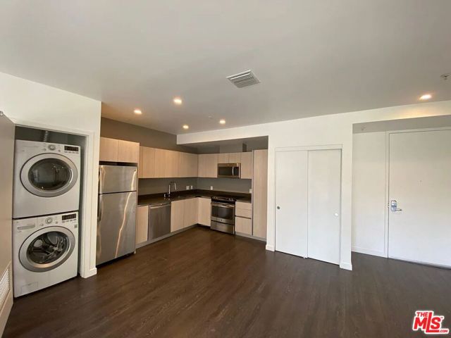 5800 Harold Way, Los Angeles CA: https://media.crmls.org/mediaz/453006cc-13b9-4ad1-a935-5ad669280173.jpg