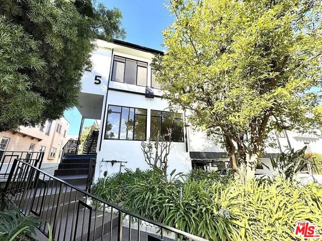 925 S Holt Avenue, Los Angeles CA: https://media.crmls.org/mediaz/453024f9-48e8-4b50-9e37-c349ef2fcc19.jpg