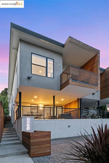 3317 Harrison St, Oakland CA: https://media.crmls.org/mediaz/453036c3-330f-4358-97b5-db9e7e285cf9.jpg