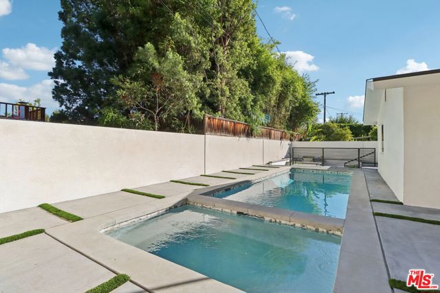 4656 Greenbush Avenue, Sherman Oaks CA: https://media.crmls.org/mediaz/453079d7-2d3b-4635-a499-2cffde5424e5.jpg