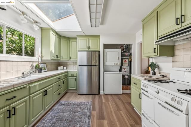 3176 Jordan Rd, Oakland CA: https://media.crmls.org/mediaz/45310e52-a3a3-436d-bf32-03229e467763.jpg