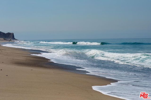6789 Seawatch Lane, Malibu CA: https://media.crmls.org/mediaz/453111c8-ce80-4eea-b339-b34dbcdfd543.jpg