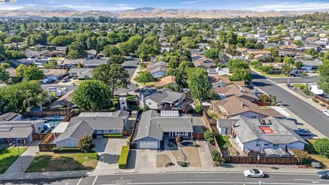 394 Encino, Livermore CA: https://media.crmls.org/mediaz/4531b3fa-b2e4-49fe-9275-35b22e0d2b7a.jpg