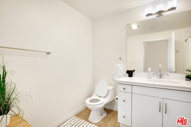 7100 Playa Vista Drive, Playa Vista CA: https://media.crmls.org/mediaz/4532e034-b6eb-41e1-8744-e898754c9781.jpg