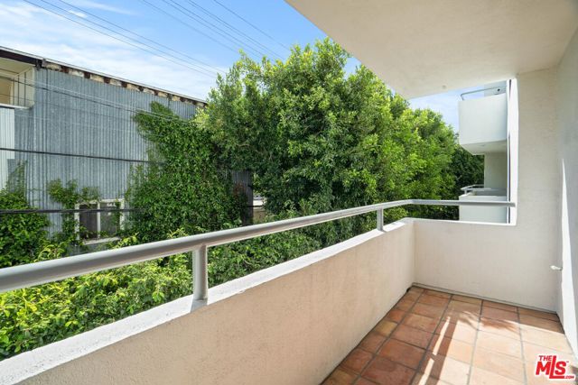 656 North WEST KNOLL Drive, 203 photo 5