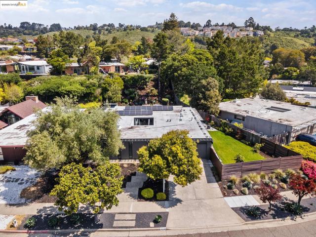 8156 Coach Dr, Oakland CA: https://media.crmls.org/mediaz/45348479-1154-4e25-b25f-231543af2aec.jpg
