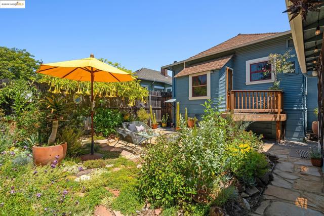 6521 Herzog St, Oakland CA: https://media.crmls.org/mediaz/453596f0-0774-43b6-935c-89fbe00392f5.jpg