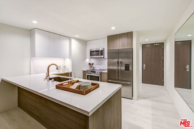 801 S OLIVE Street, Los Angeles CA: https://media.crmls.org/mediaz/453629b4-a5c2-4082-b183-55c9ba44862b.jpg