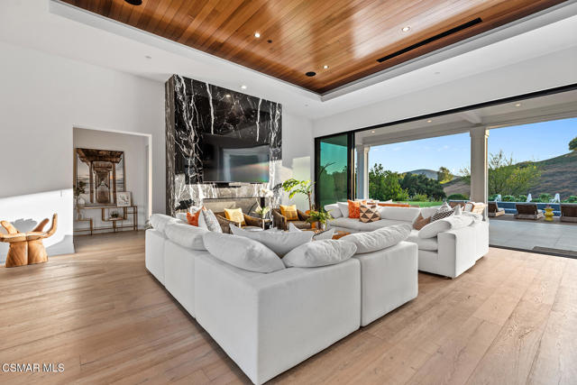 2111 High Knoll Circle, Thousand Oaks CA: https://media.crmls.org/mediaz/4537d1fb-a198-4f06-a74a-d0420bd0ff13.jpg
