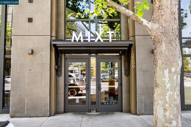438 W Grand Ave, Oakland CA: https://media.crmls.org/mediaz/453838d2-bc13-4a31-bf19-4787ac220042.jpg