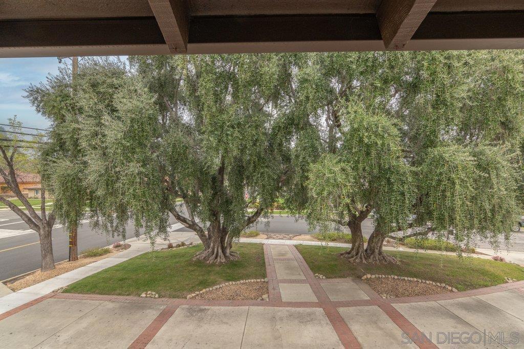 https://media.crmls.org/mediaz/4538e5d0-541d-4ec5-a508-2aaada070ae5.jpg?preset=X-Large