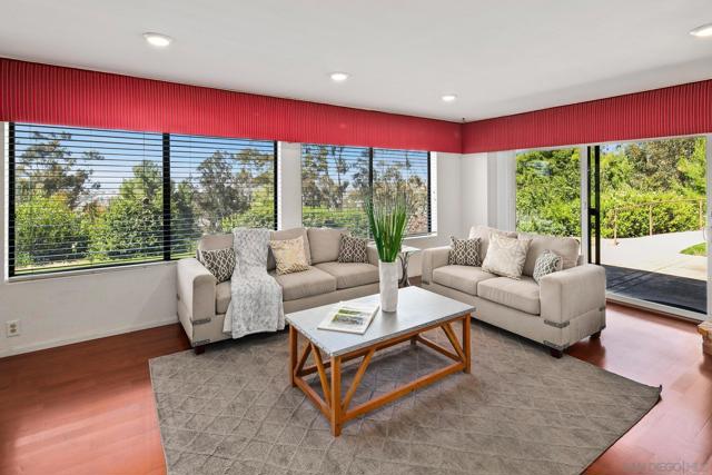1586 Kimberly Woods Dr, El Cajon CA: https://media.crmls.org/mediaz/453948df-6fba-4470-b841-acb995d13e29.jpg