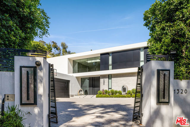 1320 Beverly Grove Place, Beverly Hills CA: https://media.crmls.org/mediaz/4539a2ae-9717-41e7-a77a-a8aa86924141.jpg