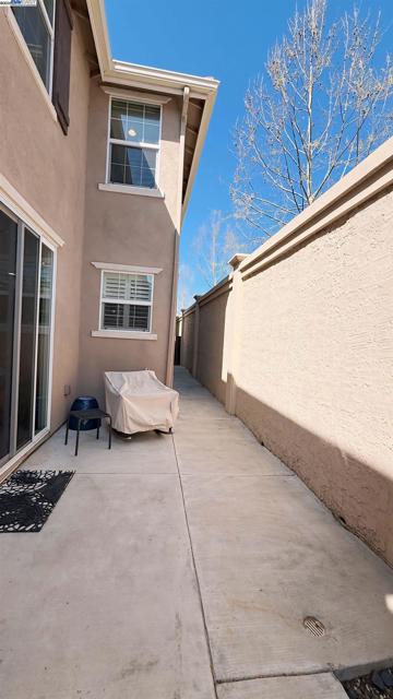 131 Lusitano Way, Gilroy CA: https://media.crmls.org/mediaz/453af2fa-e350-4dbb-a9b6-b363bb47dad9.jpg
