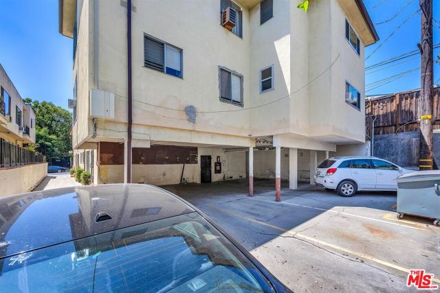 1050 N Laurel Avenue, West Hollywood CA: https://media.crmls.org/mediaz/453b2797-be0c-4315-85ce-0dcde31b6fae.jpg