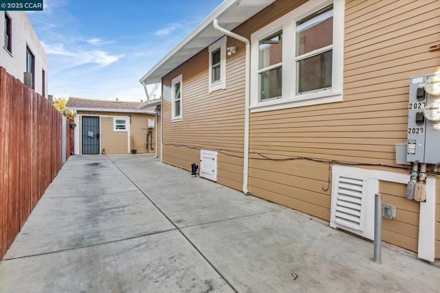 2027 83Rd Ave, Oakland CA: https://media.crmls.org/mediaz/453bb6ed-f80d-4943-9d32-50a9a8587a57.jpg