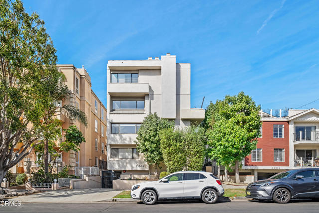 Detail Gallery Image 2 of 37 For 11915 Gorham Ave #3,  Los Angeles,  CA 90049 - 2 Beds | 2 Baths