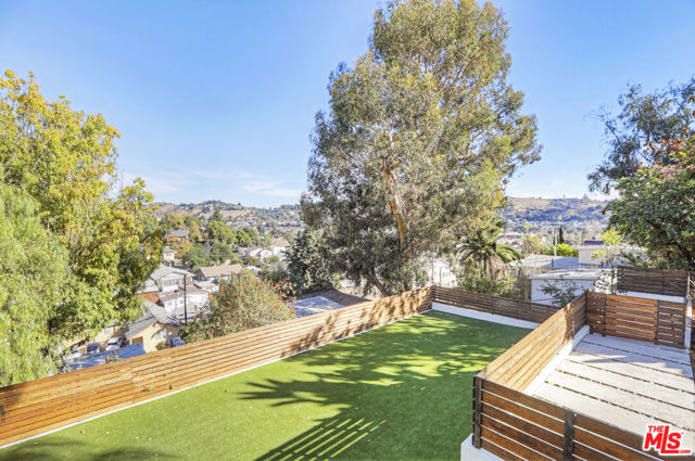 421 Beech Street, Los Angeles CA: https://media.crmls.org/mediaz/453c0d96-2dda-4783-b2f4-119326937e77.jpg