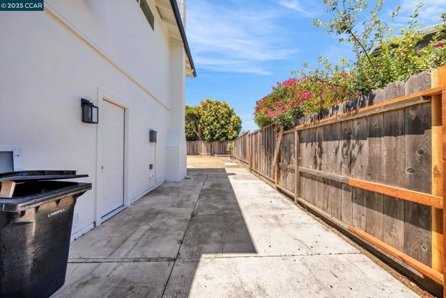 37643 Crocus Ct, Newark CA: https://media.crmls.org/mediaz/453cf227-7078-4e62-9152-5f2b8c51998d.jpg