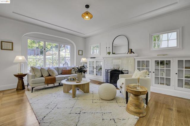 1133 Norwood Ave, Oakland CA: https://media.crmls.org/mediaz/453d12cd-8f30-46f3-ac03-82a326ab9d5c.jpg