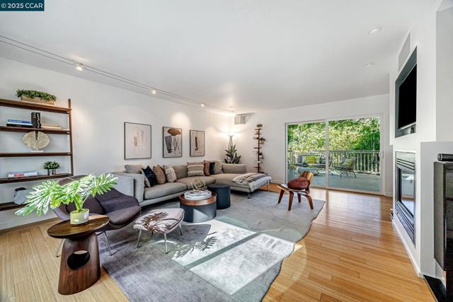 2280 Hastings Dr, Belmont CA: https://media.crmls.org/mediaz/453d25e3-bc55-46cf-be21-e9d4c5b889c0.jpg