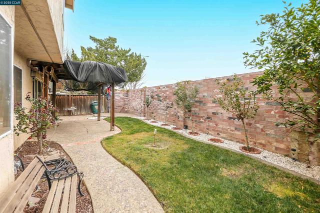 1974 Paradise Valley Ct, Tracy CA: https://media.crmls.org/mediaz/453da8ea-5ffd-49c1-b0db-14292ebbc5af.jpg