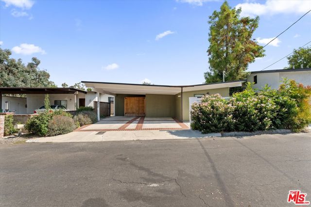 4950 Marmol Drive, Woodland Hills CA: https://media.crmls.org/mediaz/453e22fb-6cd0-496c-94da-d557a95a7901.jpg