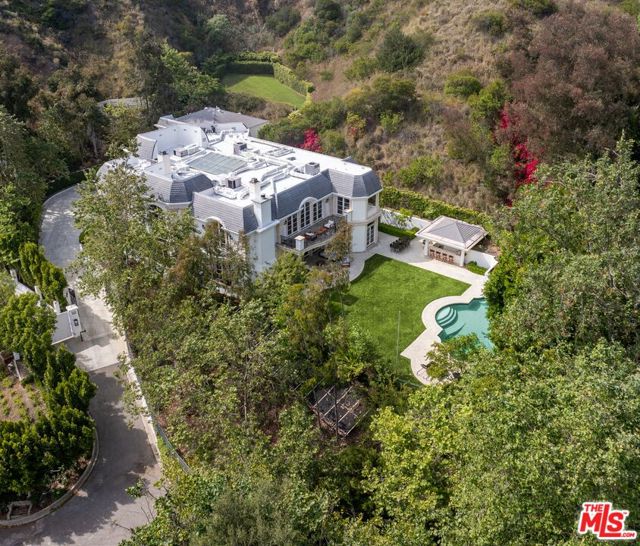 10509 Vestone Way, Los Angeles CA: https://media.crmls.org/mediaz/453e2fc1-4de0-4985-baa8-cf21780c414f.jpg