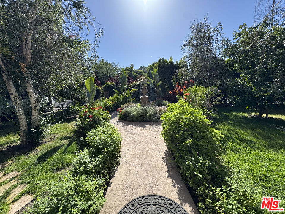 https://media.crmls.org/mediaz/453f8d00-d543-40b5-af43-69f91a511e72.jpg?preset=X-Large