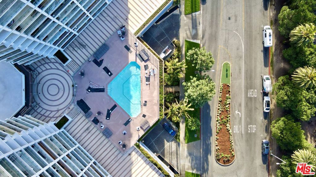 https://media.crmls.org/mediaz/453f966b-dab7-4efe-bdb1-a8186861ab92.jpg?preset=X-Large