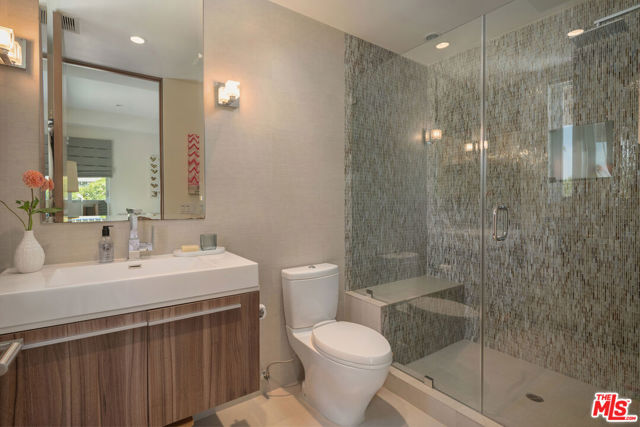 633 N Laurel Avenue, Los Angeles CA: https://media.crmls.org/mediaz/453f9861-e244-4dbd-a1dd-d0803a5394a7.jpg