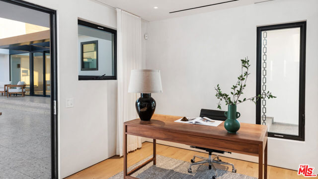 31388 Broad Beach Road, Malibu CA: https://media.crmls.org/mediaz/45401b75-8f8c-424d-b9f7-841375720c69.jpg
