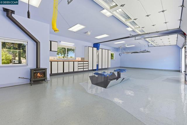 1975 Holly Creek Pl, Concord CA: https://media.crmls.org/mediaz/45409353-95c4-49dc-a2da-05f7fdfb6268.jpg