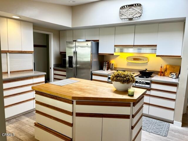 KITCHEN-HUGE ISLAND