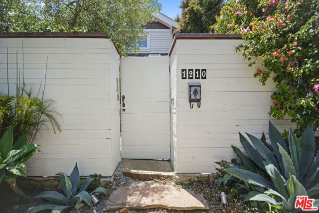 1210 Cabrillo Avenue, Venice CA: https://media.crmls.org/mediaz/4541cd66-6420-48c5-9b53-2a8e726259dd.jpg