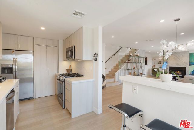 737 Pier Avenue, Santa Monica CA: https://media.crmls.org/mediaz/4541d395-3a63-4a63-bc72-07258308f84f.jpg